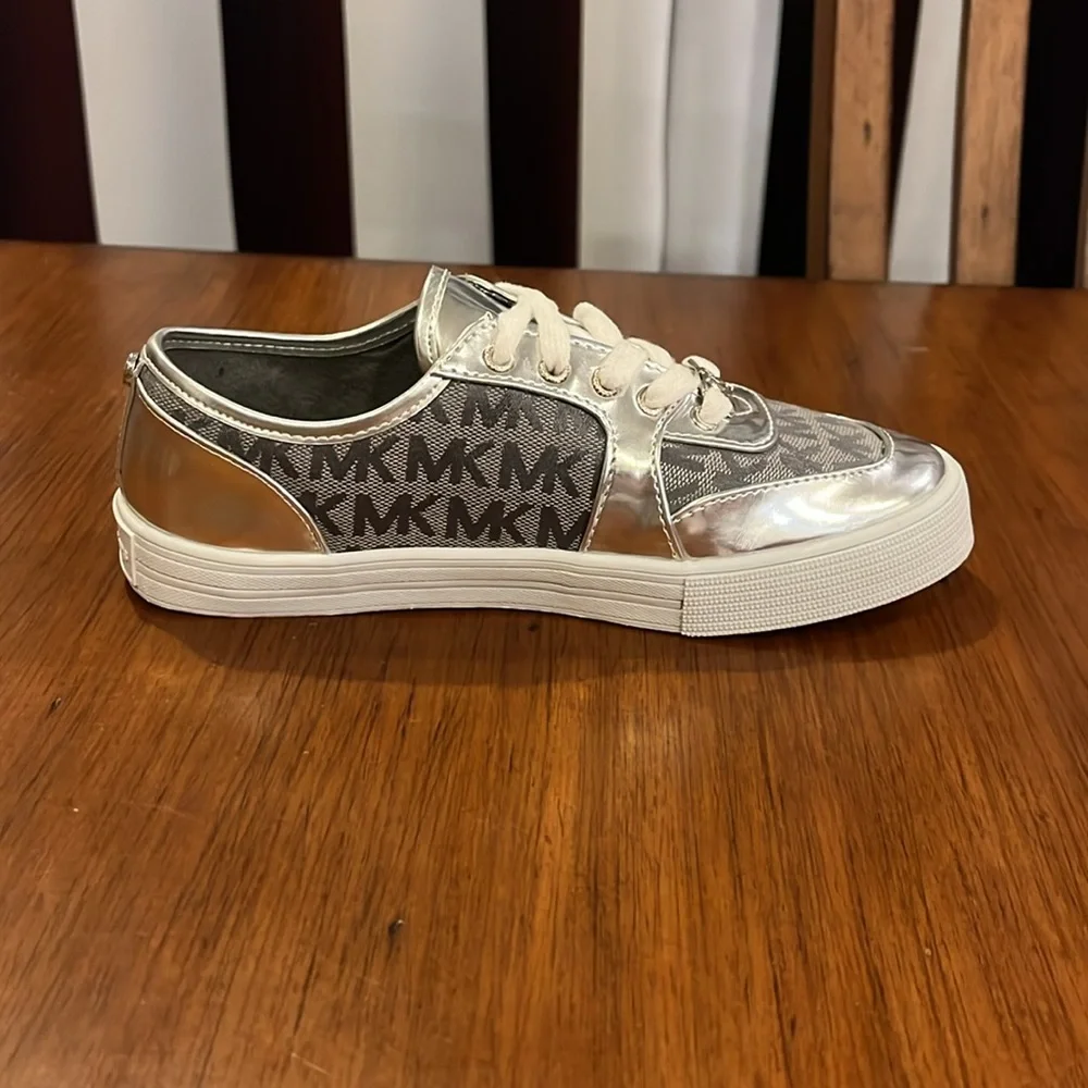 Michael Kors Ivy Low Artic Shoes Sneakers new silver Youth Girls Size 3